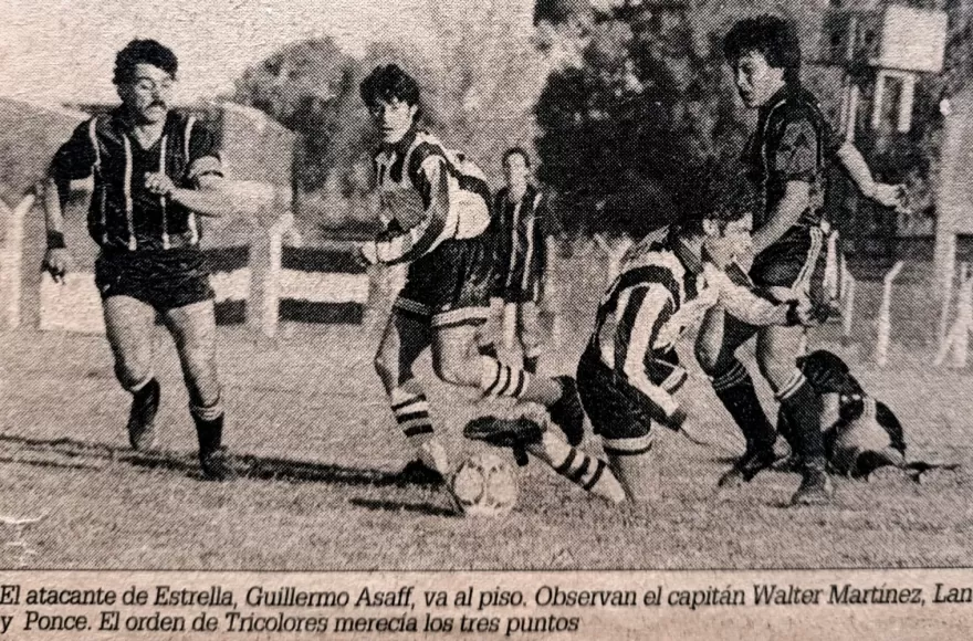 Asaff al piso, mira Lan y el capitán de Tricolores, Walter Martínez.
