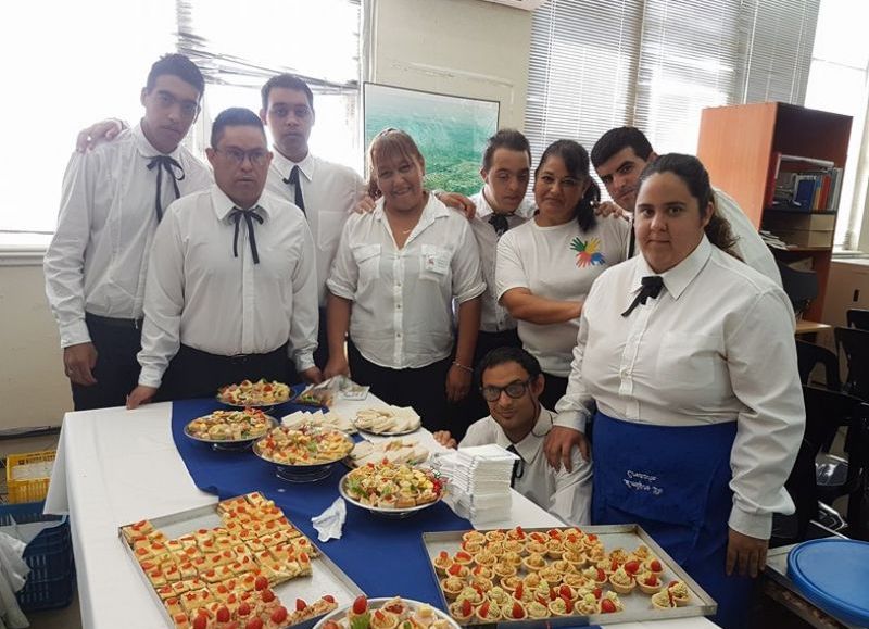 La muchachada de la ONG y las delicias que preparan con esmero.