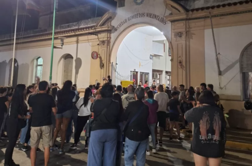 La marcha, que partió desde Sarmiento y San Martín, se desarrolló de manera pacífica bajo la consigna: “Devuelvan la plata”.