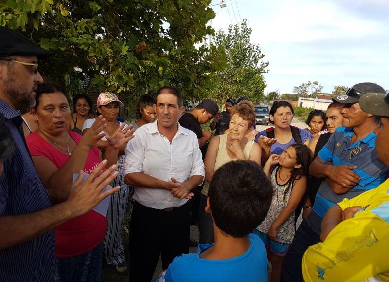 El coordinador de Tierra y Vivienda, Paulo Ferreira, entabló un diálogo con los vecinos.