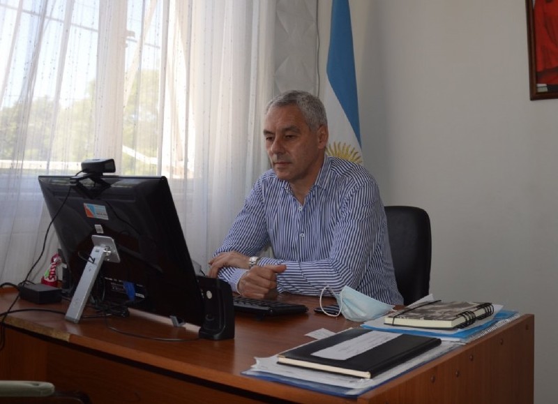 El intendente Cagliardi, en el centro de la escena.