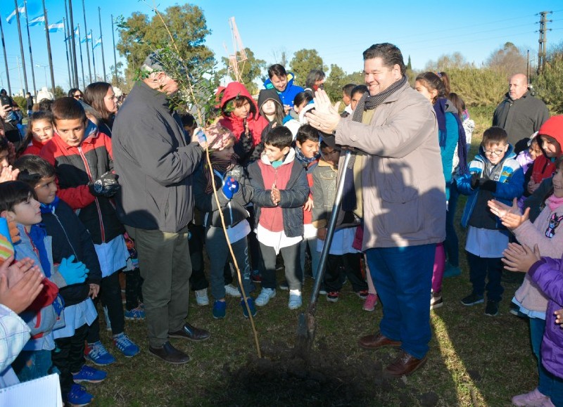 El intendente Nedela participó con alumnos primarios.