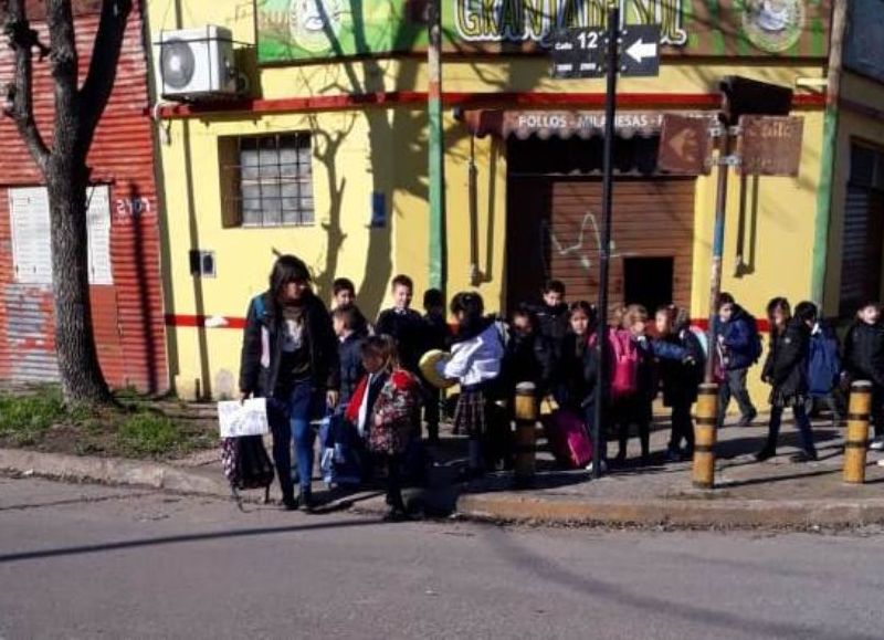 Alumnos "peregrinando", postal de los últimos meses.