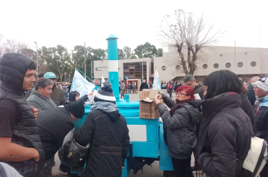 Organizaciones sociales, sectores políticos, representantes sindicales y vecinos de la comuna se concentraron en el Playón del Parque Cívico.