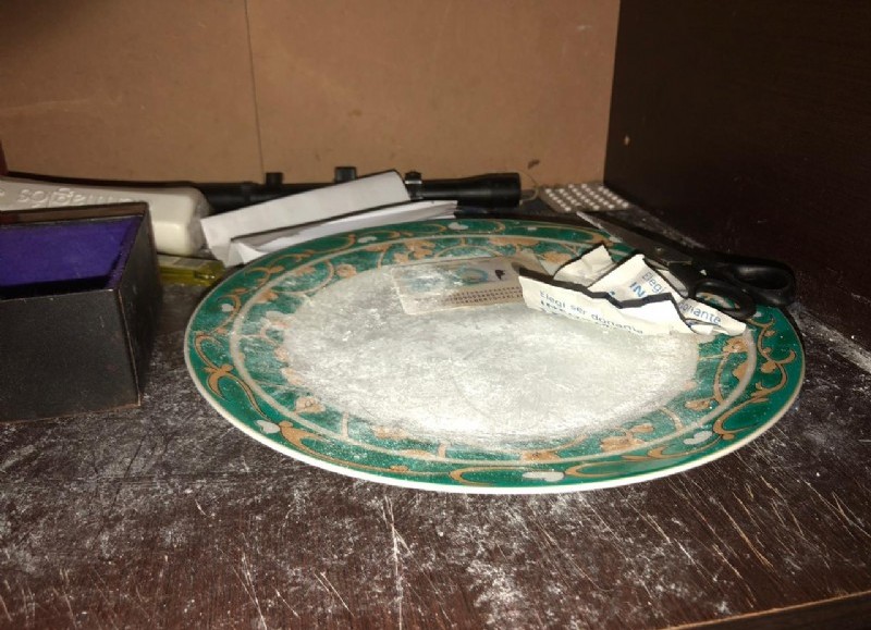 Secuestraron 28 envoltorios de nylon con cocaína; 2 tarros plásticos; un plato con vestigios de cocaína junto a una cuchara con la cual se preparaban las dosis; 6 teléfonos y 4700 pesos.