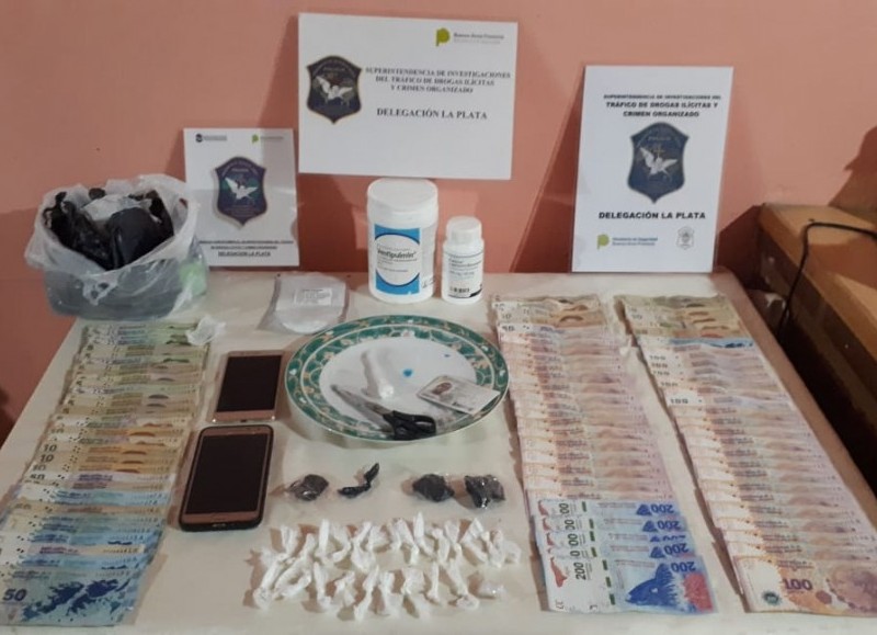 Secuestraron 28 envoltorios de nylon con cocaína; 2 tarros plásticos; un plato con vestigios de cocaína junto a una cuchara con la cual se preparaban las dosis; 6 teléfonos y 4700 pesos.