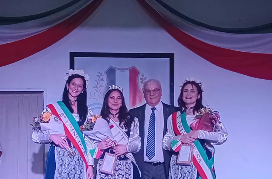 El titular de la entidad, Daniel Gasparetti, junto a la representante y sus princesas.