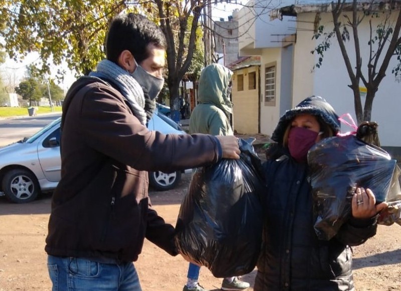 El referente docente del Nuevo MAS acercó donaciones junto al SUTEBA Ensenada.