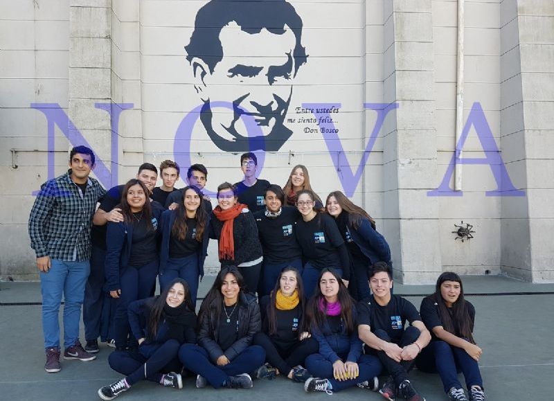 Entrevista grupal junto a los estudiantes secundarios del Don Bosco de Ensenada y Karina Seibane, Coordinadora de Pastoral del Colegio. (Foto: NOVA).