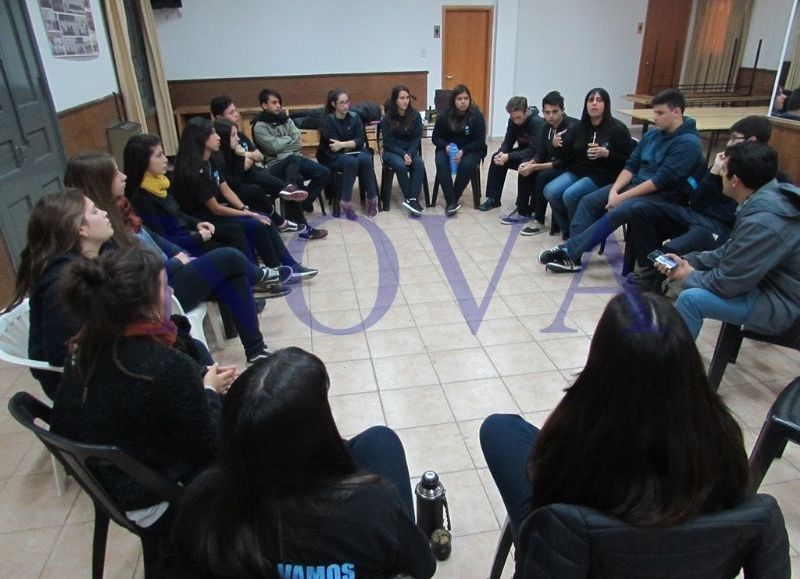 Entrevista grupal junto a los estudiantes secundarios del Don Bosco de Ensenada y Karina Seibane, Coordinadora de Pastoral del Colegio. (Foto: NOVA).