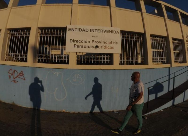 El cartel de intervención en la sede del social (foto: Sebastián Casali)