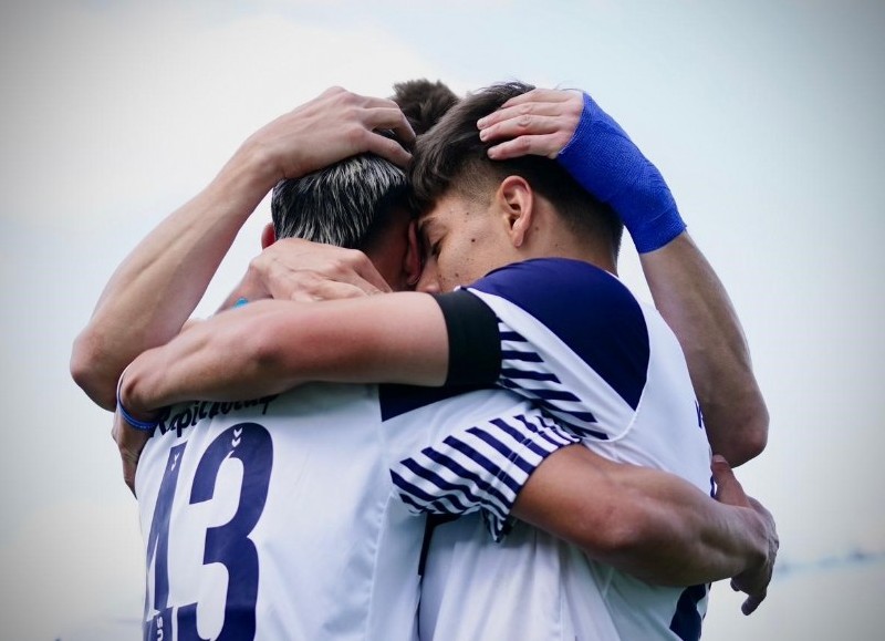 Emotivo abrazo de gol tras el 1-0 parcial ante Banfield.