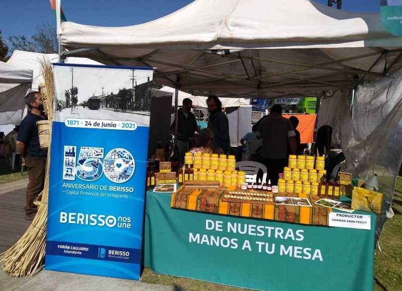 “De nuestras manos a tu mesa”.