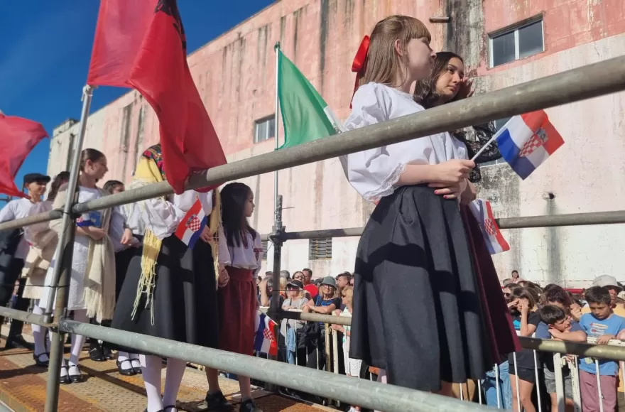 Llas representantes de colectividades bajaron y desfilaron.