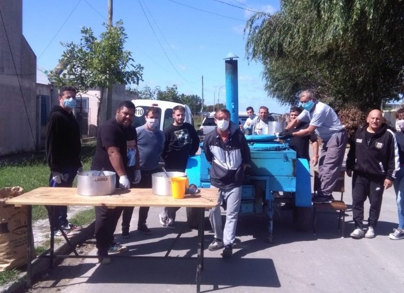 Cocina de campaña solidaria.