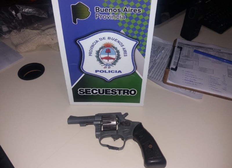 El sujeto llevaba consigo un un arma de fuego tipo revolver calibre 22 con un cartucho intacto en su interior.