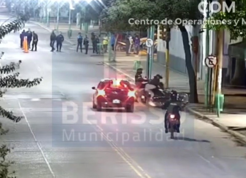 La secuencia quedó registrada en las cámaras de seguridad.