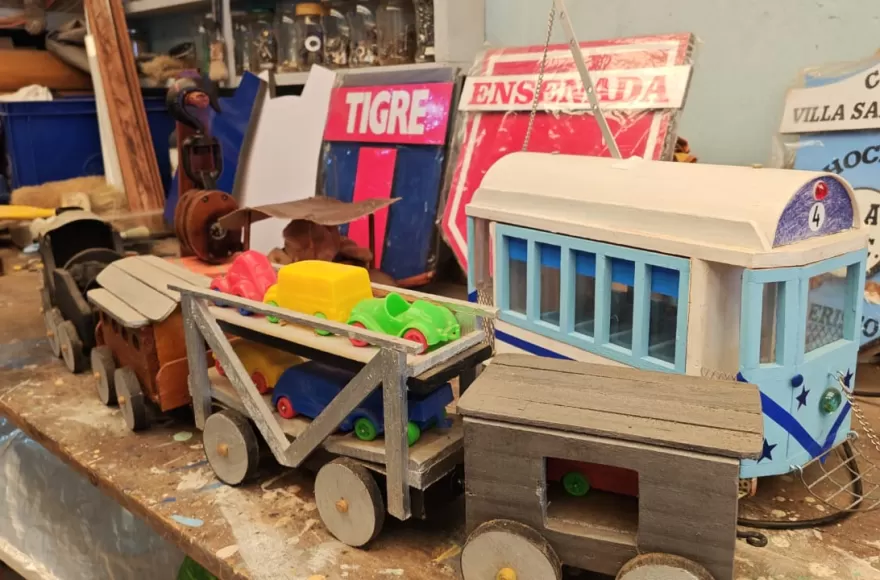 Además de la gran maqueta del estadio del Lobo, Hugo realiza otras artesanías.