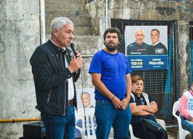 El coordinador de Políticas de Integración y Fortalecimiento Local del municipio, Cristian Medina acompañando al intendente Fabián Cagliardi.