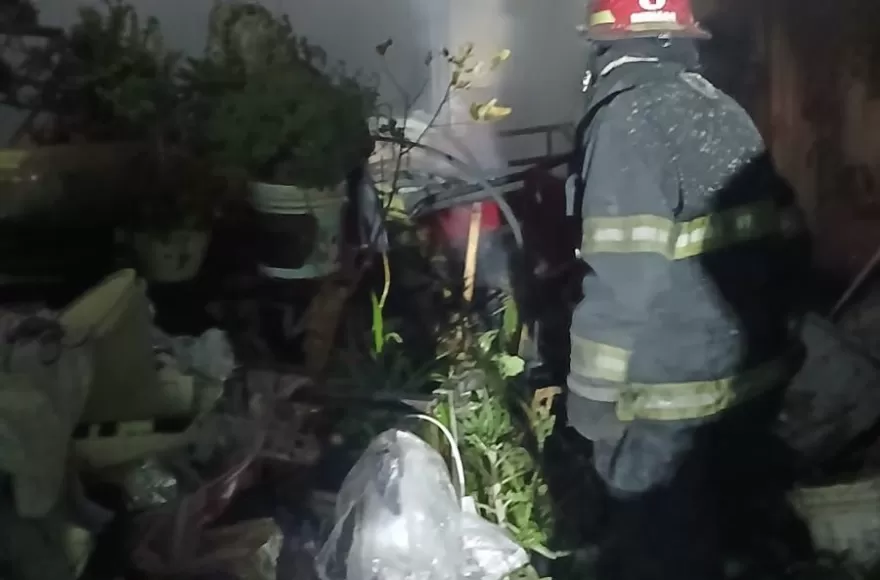 Un adulto mayor grave por incendio en 9 entre 157 y 158