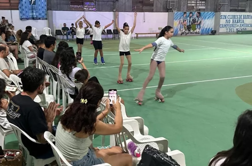 Se realizó una muestra en el Gimnasio Juan B Justo para cerrar el 2025, donde participaron las alumnas de la Escuela Deportiva Municipal de Patín.