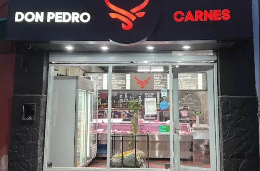 Don Pedro tiene el asado a 20 mil pesos.