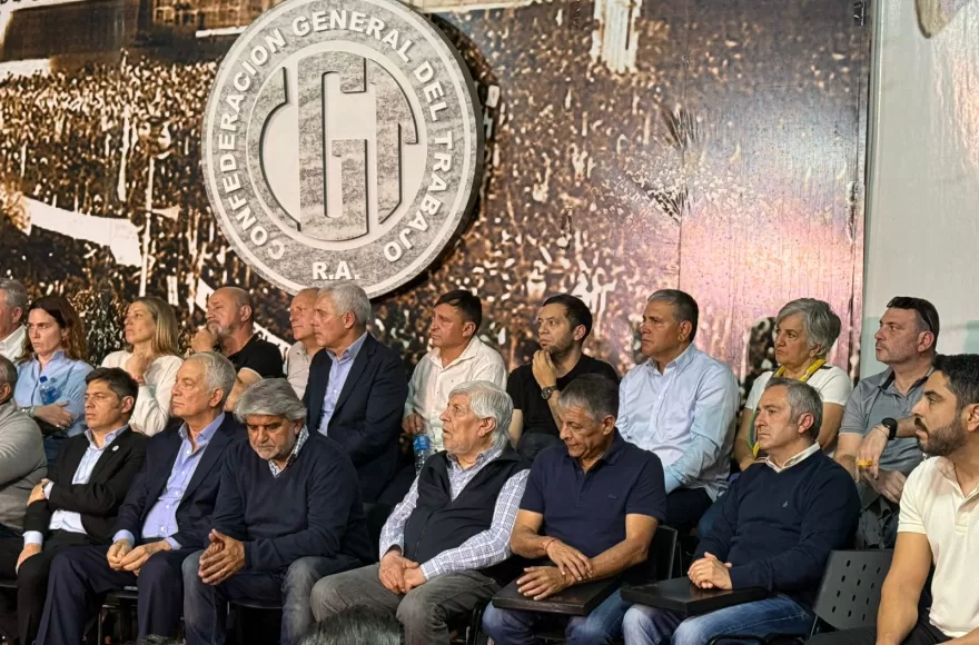 El gobernador Kicillof, funcionarios y secretarios de la CGT participaron del homenaje.