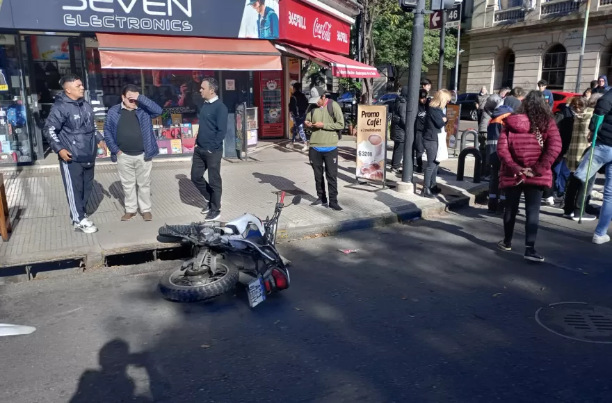 La conductora del auto habría cruzado en rojo.