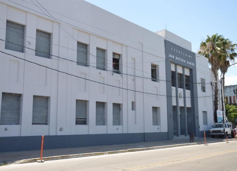 Escuela Primaria 2 en Montevideo esquina 12 