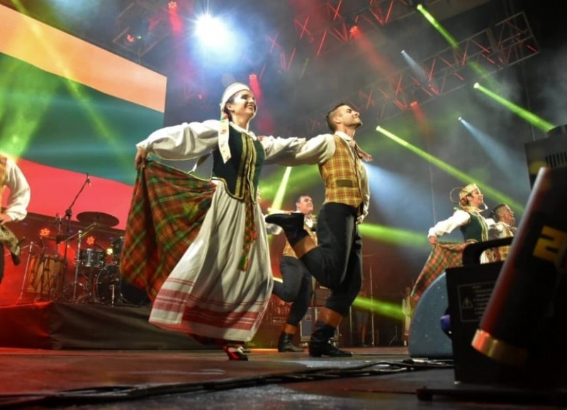 Performance del conjunto juvenil de danzas folklóricas lituana.