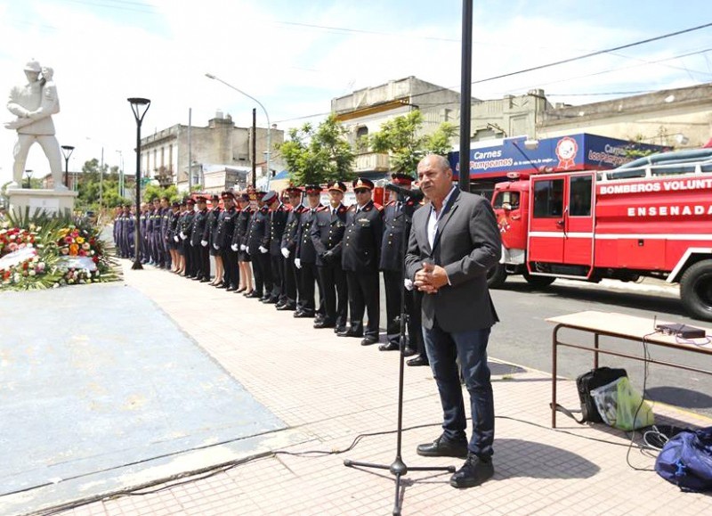 Malentonado y eufórico por la respuesta, el intendente ensenadense elevó la voz y con tono prepotente comenzó a insultar a los bomberos voluntarios.