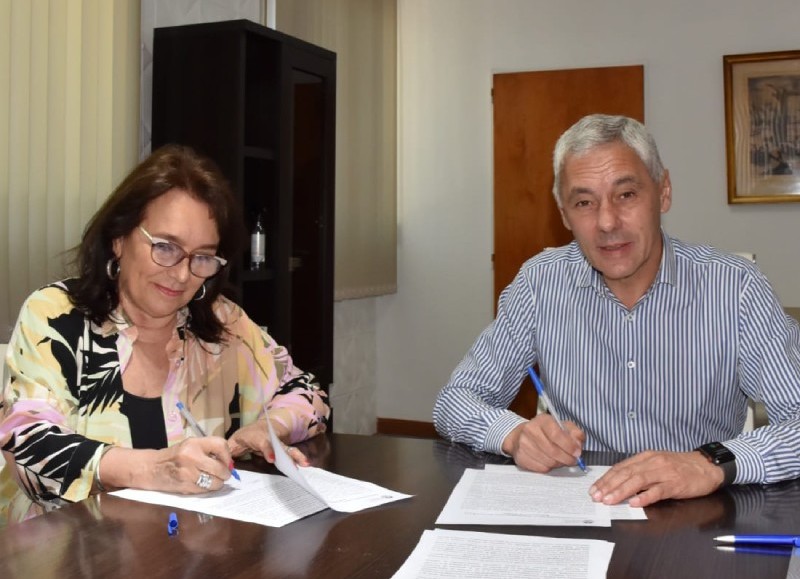 La rúbrica del jefe comunal y la decana.