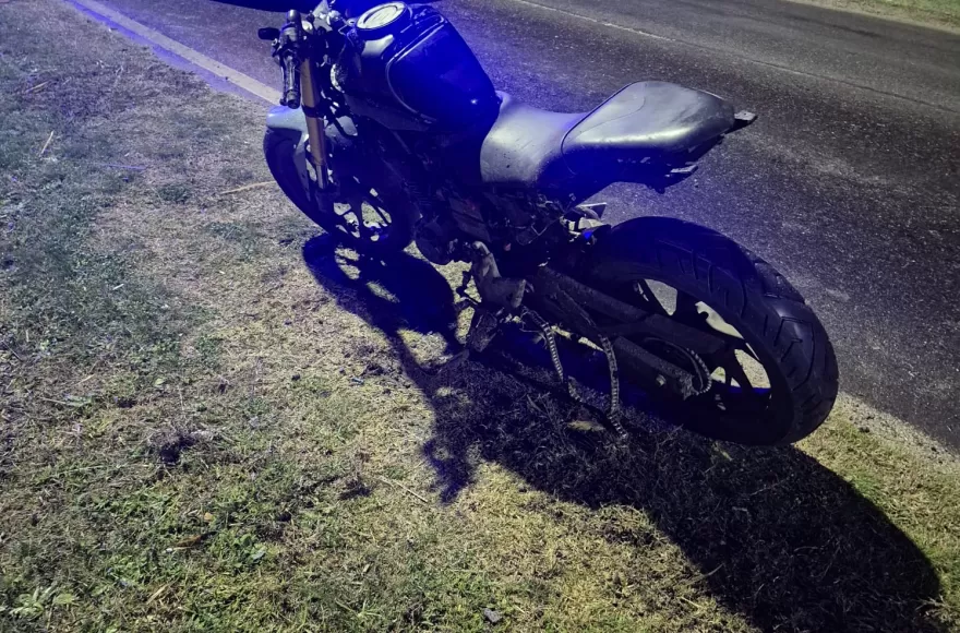 Los sospechosos abandonaron la.moto.en un descampado y huyeron a pie.