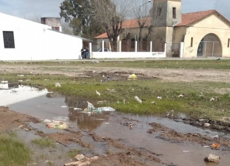 Laguna en la calle y canillas secas en las casas.