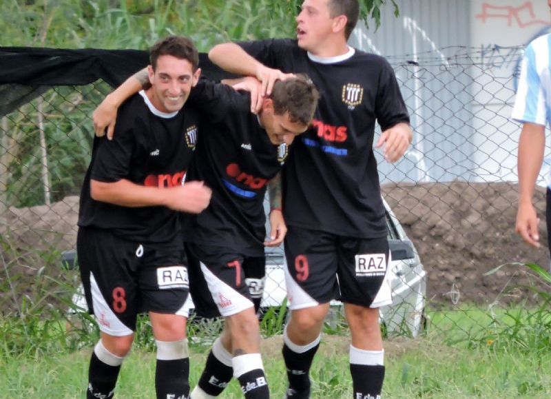 El festejo de uno de los goles de Dubini.