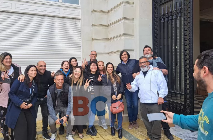 Integrantes de Fuerza Patria y fiscales con un fotógrafo especial: el concejal radical Matías Nanni.