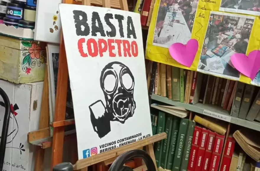 El documental se transmite en la biblioteca del club Cambaceres.
