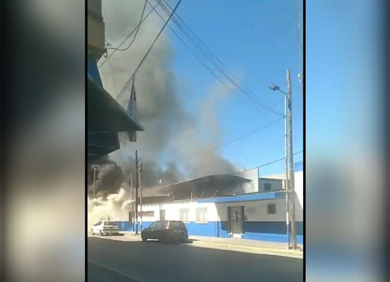 Los bomberos debieron trabajar por espacio de una hora.