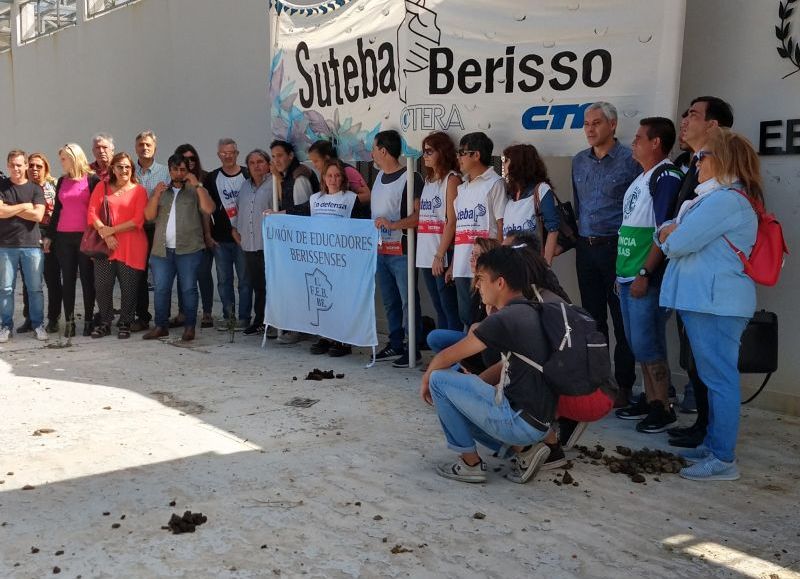 Abrazo simbólico al establecimiento abandonado por Cambiemos.