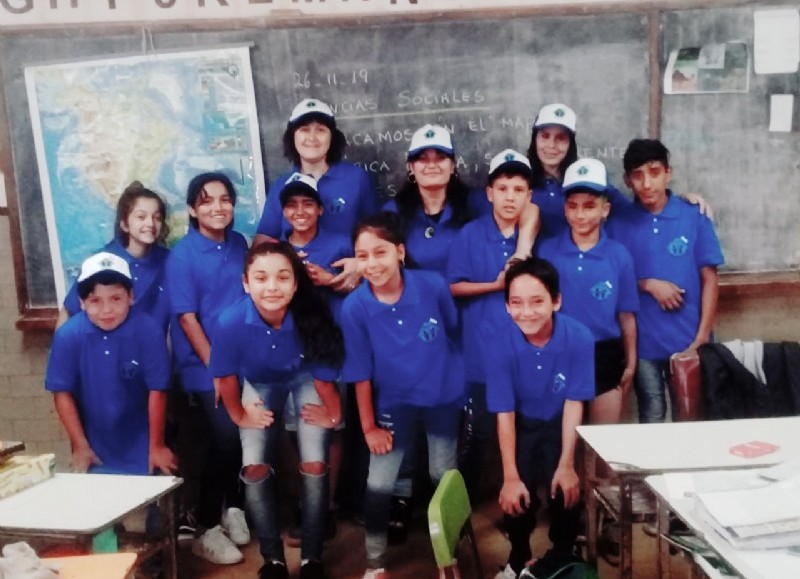 Los chicos de 6° lucen sus gorras y chombas de egresados.