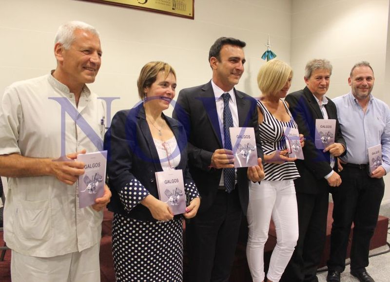 Al cumplirse un año de la sanción de la ley 27.330, que prohíbe las carreras de perros en todo el territorio nacional, Elba Tiburzi presentó en la sala anexa del Senado bonaerense el libro “Galgos, la última carrera”. (Foto: NOVA)