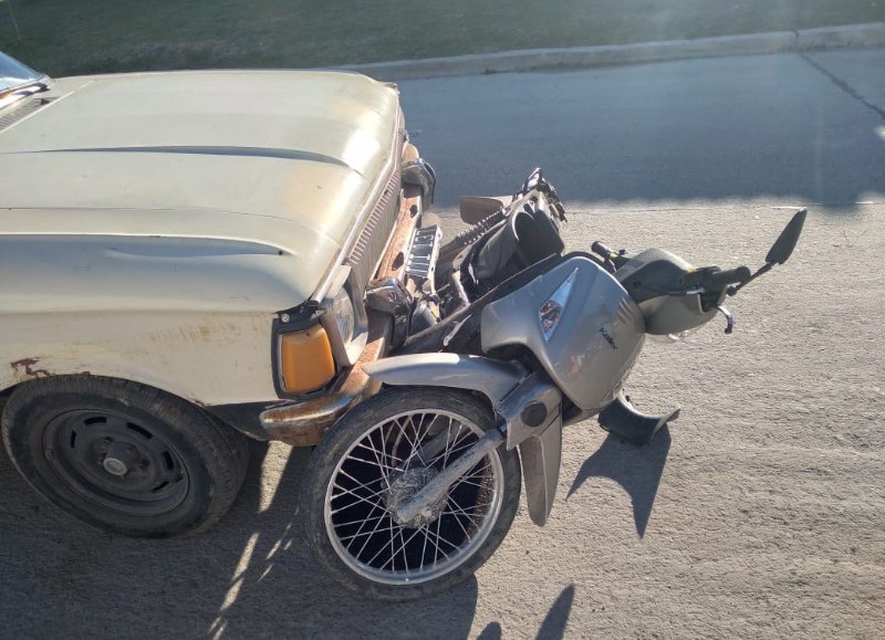 Siniestro protagonizado por un automóvil Ford Falcon y una moto.