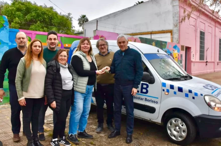 Cagliardi encabezó la entrega de un vehículo al Consejo Escolar,