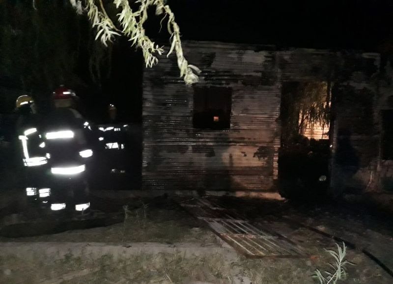 Bomberos Voluntarios trabajando en el lugar del siniestro