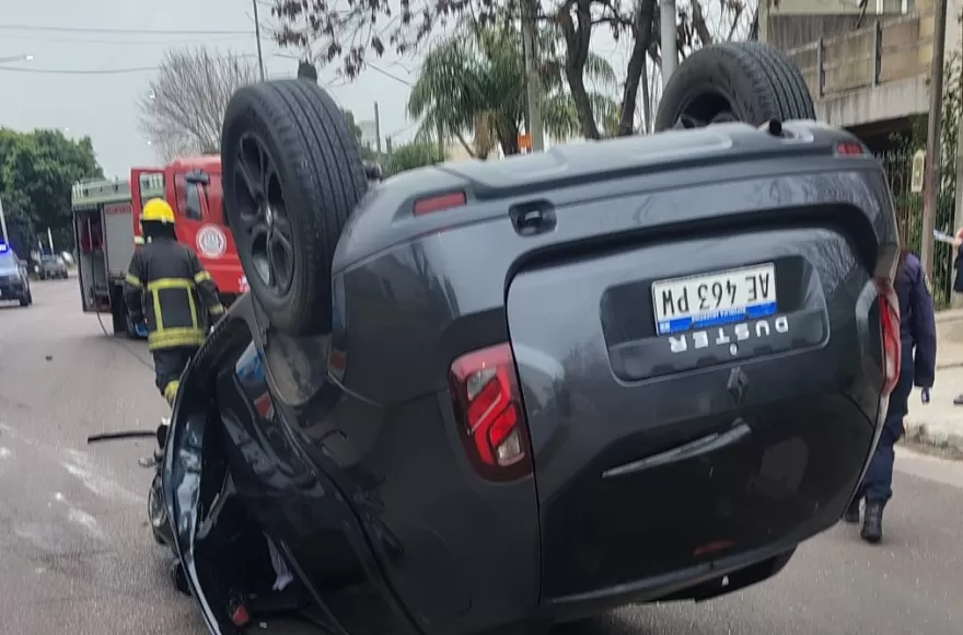 Choc&oacute; contra un &aacute;rbol y volc&oacute; en 4 y 164