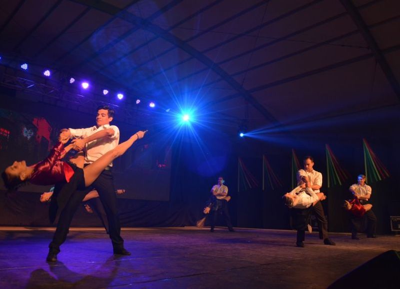 Espectáculo de tango sobre el escenario de la Fiesta del Inmigrante
