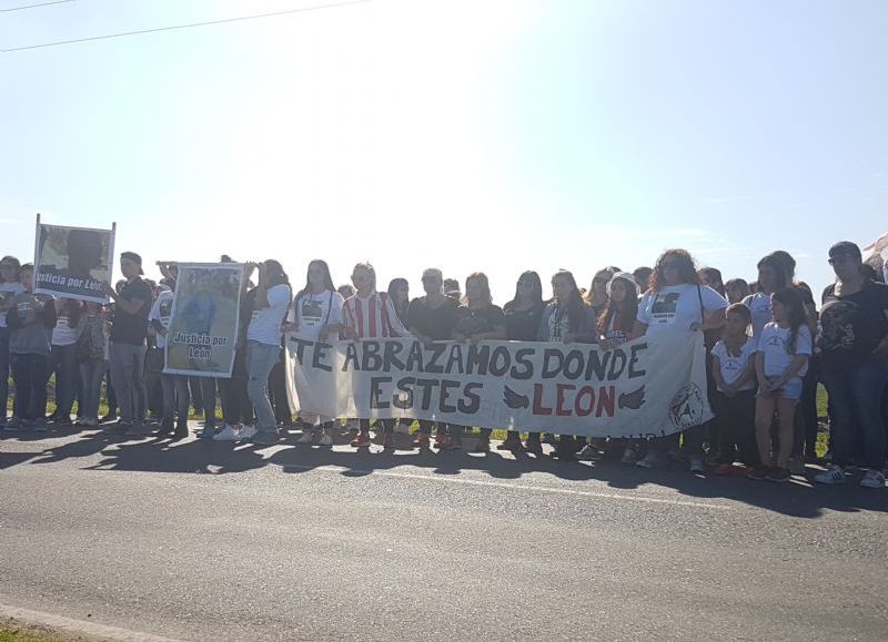 Familiares y amigos de Axel y León presentes durante la concentración