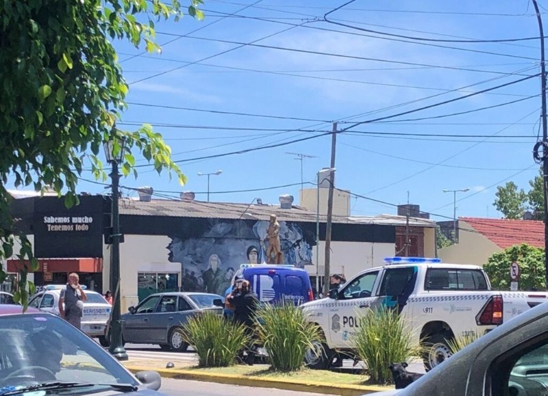 El episodio sucedió en la calle Montevideo entre 9 y 10 cuando el docente iba al mando de una camioneta Renault Master y fue interceptado.