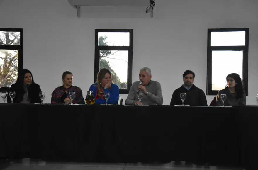 El intendente encabezó el encuentro con la comunidad educativa.