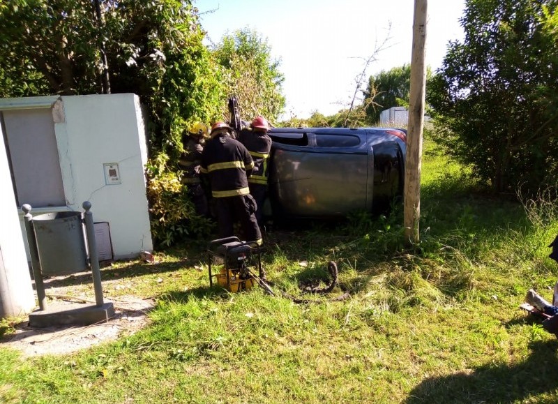 Auto incrustrado en una casa sobre Ruta 15.